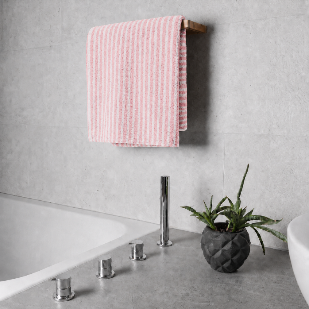Vannitoa rätik „Pink Lines“, 70x140 cm. Pastellroosa rätik peene valge triibumustriga Vannitoa rätik „Pink Lines“, 70x140 cm. Pastellroosa rätik peene valge triibumustriga