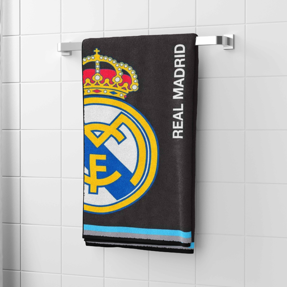 Vannitoa rätik „Real Madrid black towel“. Rätikud, 70x140 cm. Jalgpalliklubi „real madrid“ teemaline must rätik, riputatud vannitoas, selgelt nähtava klubi logo ja kirjaga.