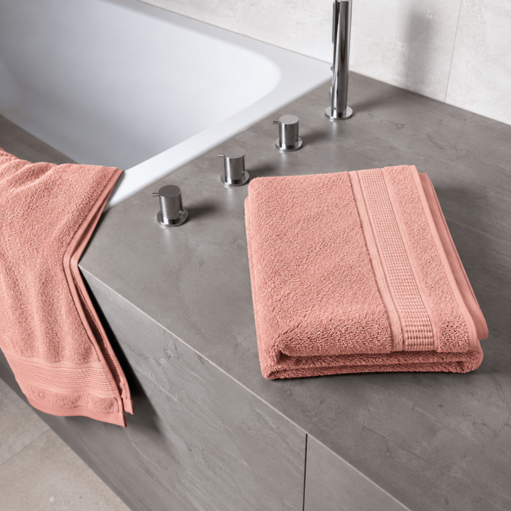 Vannitoa rätik „Royal Coral towel“, 70x140 cm. Pastellroosa vannirätik tekstuurse pinna ja dekoratiivse äärisega. Vannitoa rätik „Royal Coral towel“, 70x140 cm. Pastellroosa vannirätik tekstuurse pinna ja dekoratiivse äärisega.