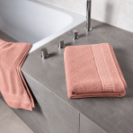 Vannitoa rätik „Royal Coral towel“, 70x140 cm. Pastellroosa vannirätik tekstuurse pinna ja dekoratiivse äärisega. Vannitoa rätik „Royal Coral towel“, 70x140 cm. Pastellroosa vannirätik tekstuurse pinna ja dekoratiivse äärisega.