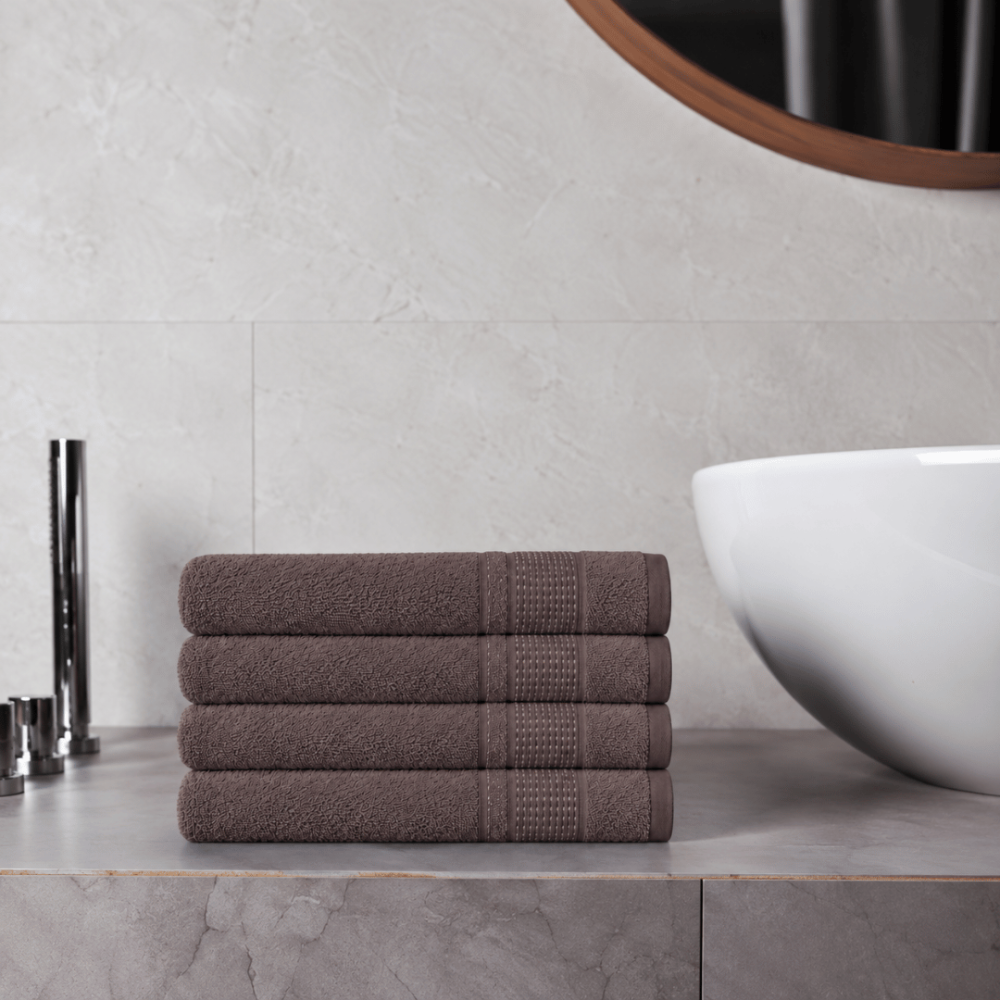 Vannitoa rätik „Royal Brown towel“, 70x140 cm. Sügavpruun vannirätik dekoratiivse triibulise äärisega. Vannitoa rätik „Royal Brown towel“, 70x140 cm. Sügavpruun vannirätik dekoratiivse triibulise äärisega.