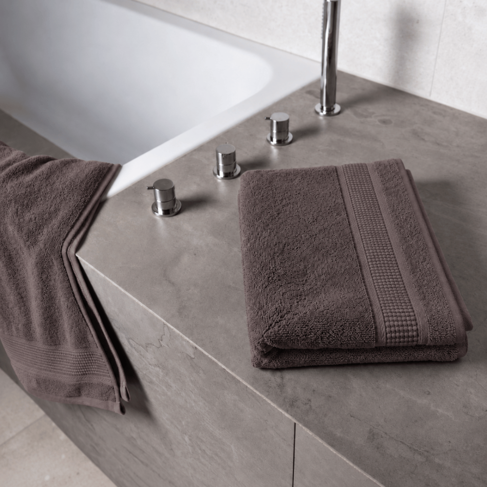 Vannitoa rätik „Royal Brown towel“, 70x140 cm. Pruun vannirätik tekstuurse pinna ja dekoratiivse äärisega. Vannitoa rätik „Royal Brown towel“, 70x140 cm. Pruun vannirätik tekstuurse pinna ja dekoratiivse äärisega.