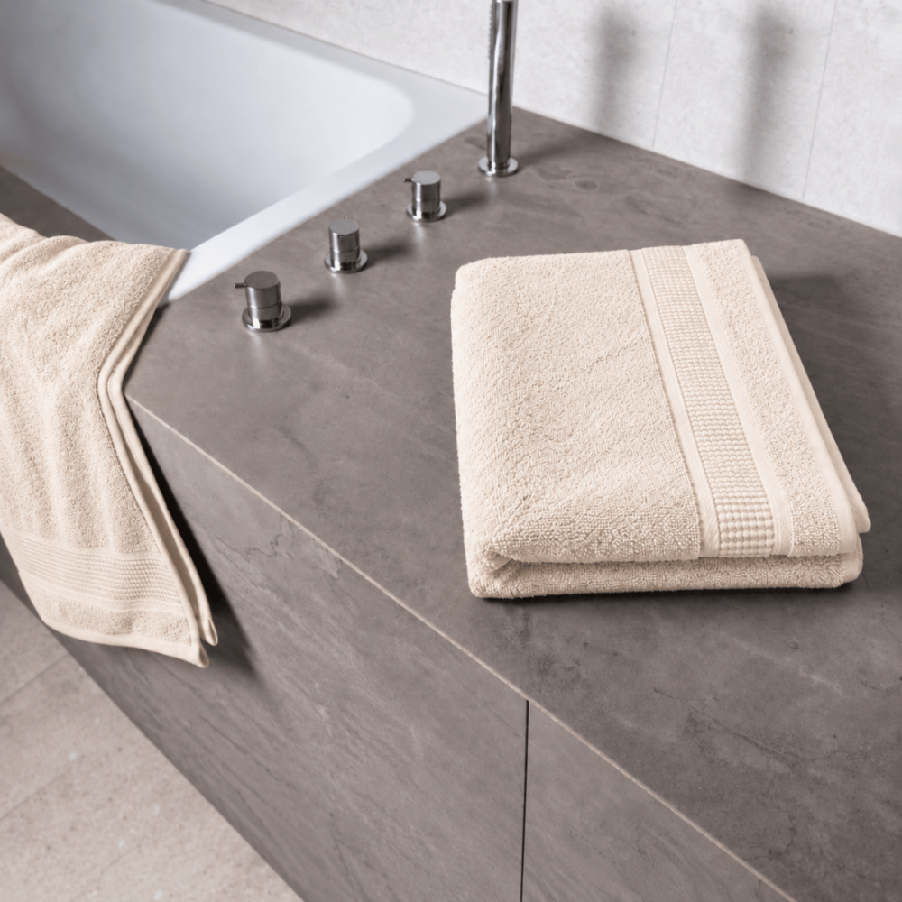 Vannitoa rätik „Royal Cream towel“, 70x140 cm. Soojas kreemikas toonis rätik kitsaste ääristega dekoratiivriba servades. Vannitoa rätik „Royal Cream towel“, 70x140 cm. Soojas kreemikas toonis rätik kitsaste ääristega dekoratiivriba servades.