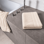 Vannitoa rätik „Royal Cream towel“, 70x140 cm. Soojas kreemikas toonis rätik kitsaste ääristega dekoratiivriba servades. Vannitoa rätik „Royal Cream towel“, 70x140 cm. Soojas kreemikas toonis rätik kitsaste ääristega dekoratiivriba servades.