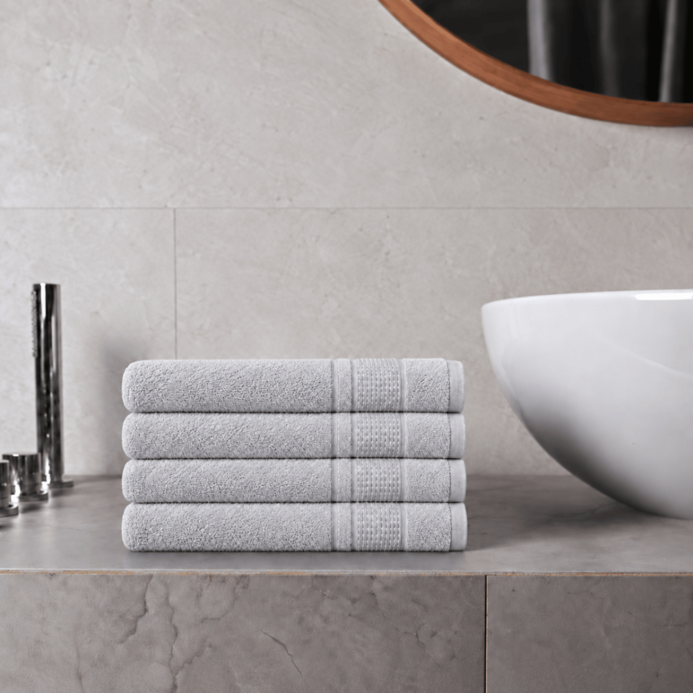 Vannitoa rätik „Royal Light Grey towel“, 70x140 cm. Ühevärviline hall rätik peene geomeetrilise mustriga dekoratiivribal. Vannitoa rätik „Royal Light Grey towel“, 70x140 cm. Ühevärviline hall rätik peene geomeetrilise mustriga dekoratiivribal.