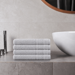 Vannitoa rätik „Royal Light Grey towel“, 70x140 cm. Ühevärviline hall rätik peene geomeetrilise mustriga dekoratiivribal. Vannitoa rätik „Royal Light Grey towel“, 70x140 cm. Ühevärviline hall rätik peene geomeetrilise mustriga dekoratiivribal.