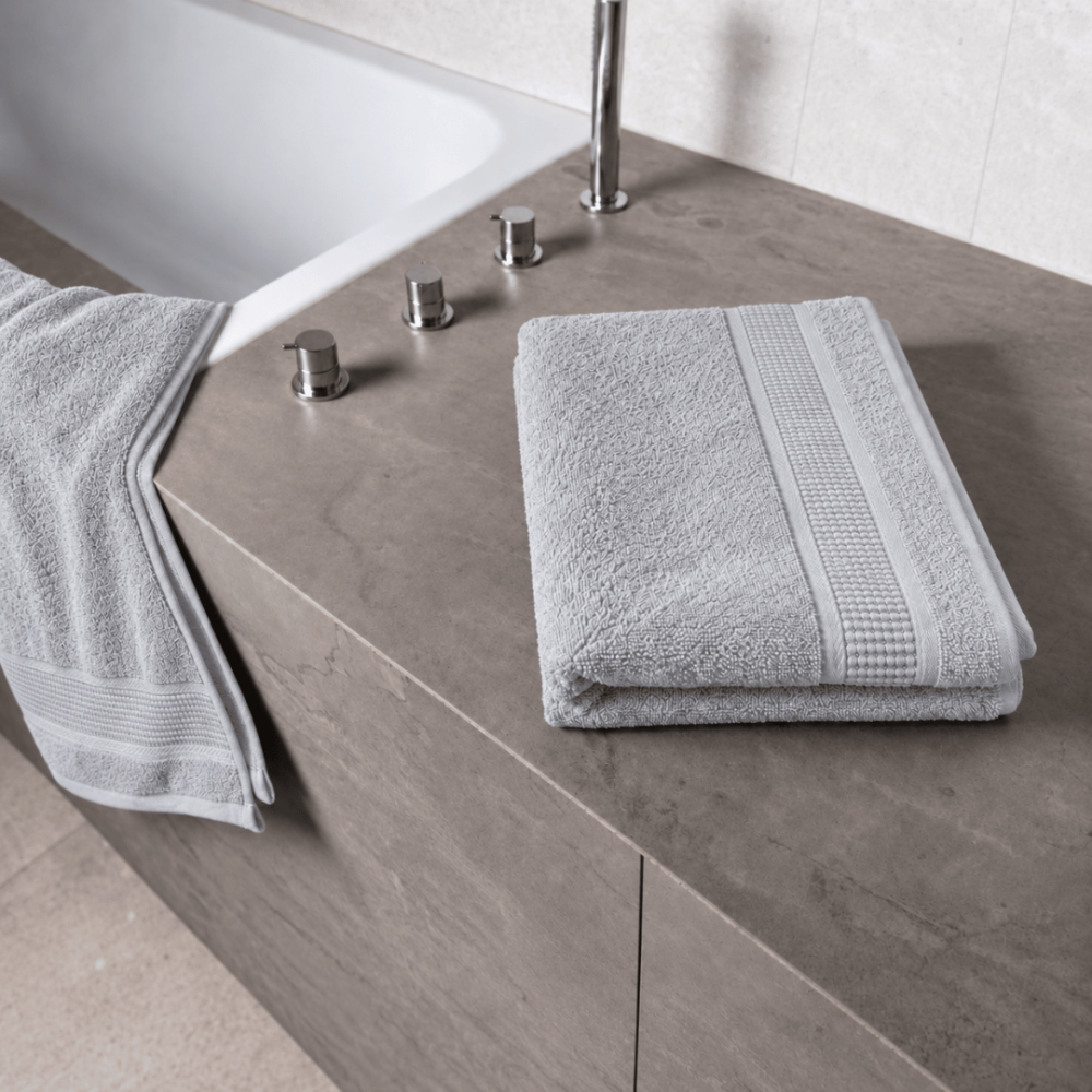 Vannitoa rätik „Royal Light Grey towel“, 70x140 cm. Mahedas hallis toonis rätik kitsaste ääristega dekoratiivriba servades. Vannitoa rätik „Royal Light Grey towel“, 70x140 cm. Mahedas hallis toonis rätik kitsaste ääristega dekoratiivriba servades.