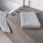 Vannitoa rätik „Royal Light Grey towel“, 70x140 cm. Mahedas hallis toonis rätik kitsaste ääristega dekoratiivriba servades. Vannitoa rätik „Royal Light Grey towel“, 70x140 cm. Mahedas hallis toonis rätik kitsaste ääristega dekoratiivriba servades.
