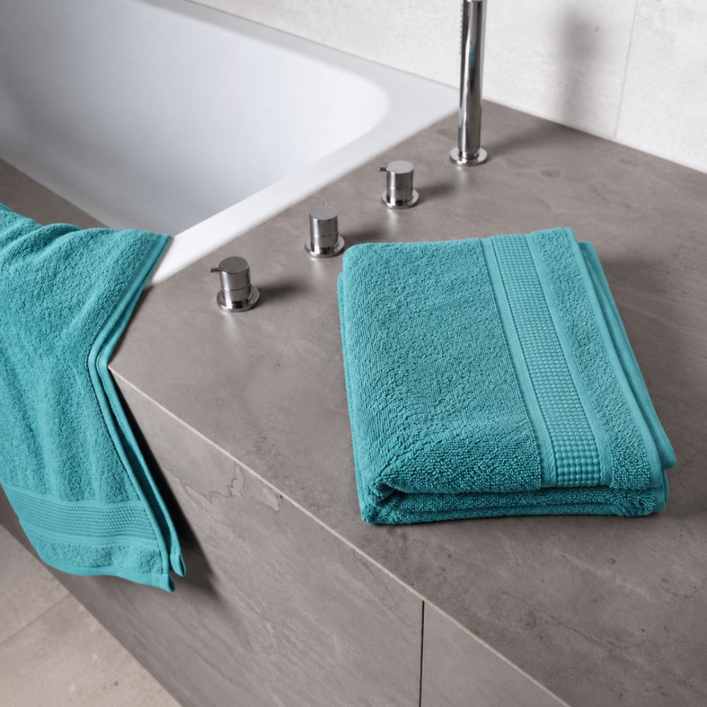 Vannitoa rätik „Royal Turquoise towel“, 70x140 cm. Türkiissinises toonis vannirätik tekstuurse pinna ja dekoratiivse äärisega. Vannitoa rätik „Royal Turquoise towel“, 70x140 cm. Türkiissinises toonis vannirätik tekstuurse pinna ja dekoratiivse äärisega.