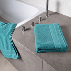 Vannitoa rätik „Royal Turquoise towel“, 70x140 cm. Türkiissinises toonis vannirätik tekstuurse pinna ja dekoratiivse äärisega. Vannitoa rätik „Royal Turquoise towel“, 70x140 cm. Türkiissinises toonis vannirätik tekstuurse pinna ja dekoratiivse äärisega.
