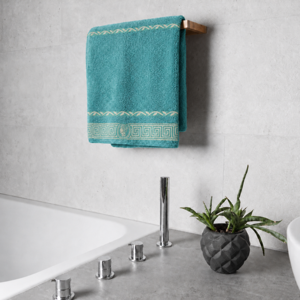 Vannitoa rätik „Seafoam olympian“, 50x100 cm, 70x140 cm. Türkiissinine rätik kreeka kuldse ornamentiga allservas